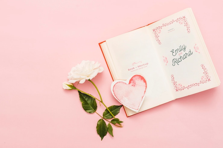 PSD vista superior do livro aberto com rosa e coração