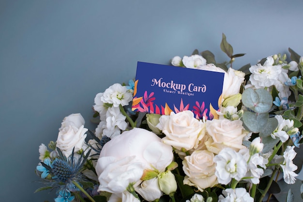 Vista superior do modelo de cartão com fundo floral