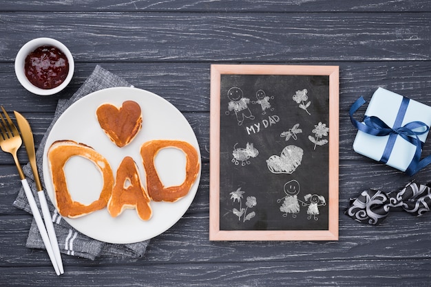 PSD vista superior do quadro-negro com panquecas e muffin para dia dos pais
