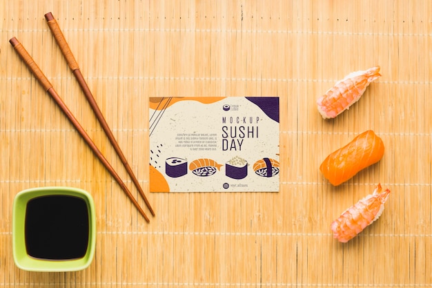 Vista superior do sushi com pauzinhos e molho de soja
