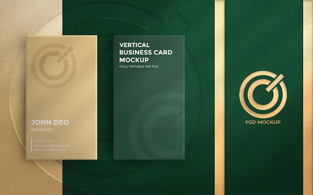 Vista superior em um elegante cartão de visita vertical com logotipo em relevo