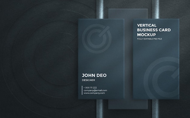 Vista superior em um elegante cartão de visita vertical com logotipo em relevo