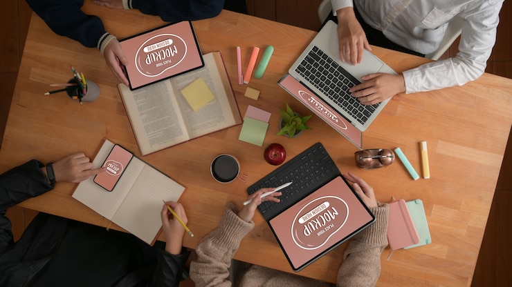 PSD vista superior del equipo de diseñadores que trabajan juntos en su proyecto con una maqueta de dispositivos digitales