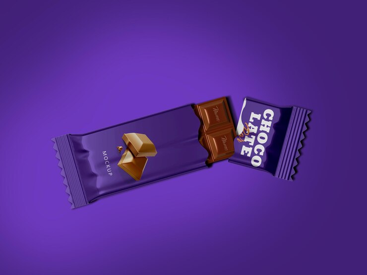 La vista superior de la maqueta del empaque de la barra de chocolate con la parte rota