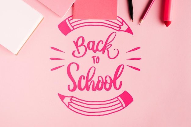 PSD vista superior de regreso a la escuela con fondo rosa