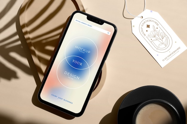 Vista superior del teléfono inteligente y maqueta de etiqueta