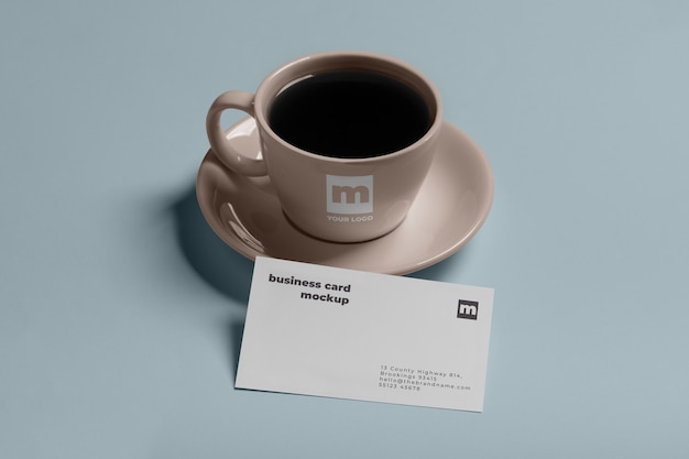 Vista de la taza de café con maqueta de tarjeta de visita profesional