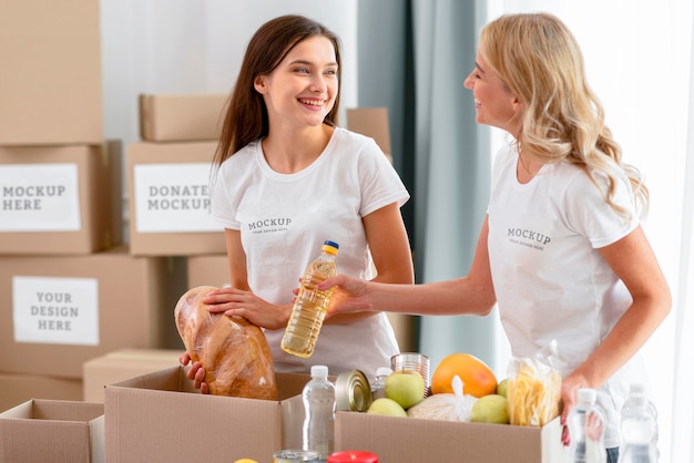 Voluntárias preparando caixas de doações