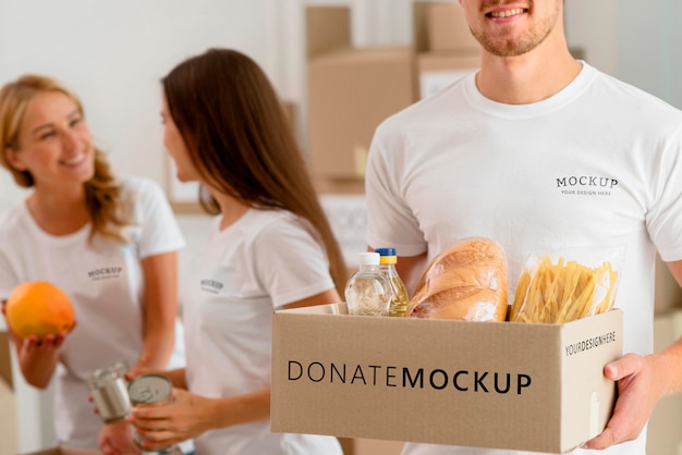 Voluntarios preparando cajas de provisiones para donación