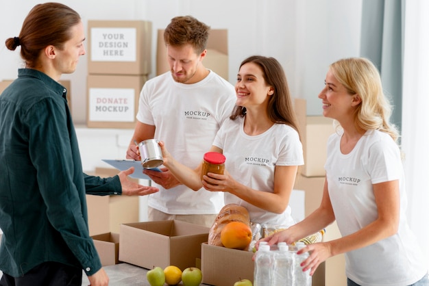 Voluntarios sonrientes entregando donaciones de alimentos