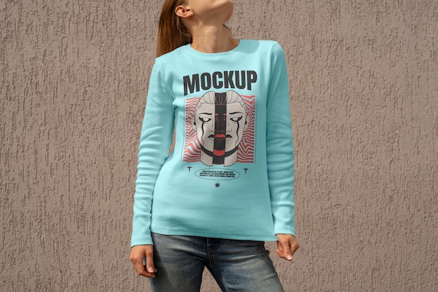 Vorderansicht-Attrappe, die mit Pullover posiert