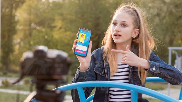 PSD vorderansicht des kinder-vloggers mit smartphone im freien