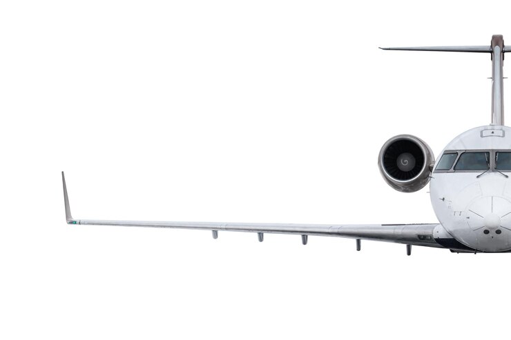 PSD vorderansicht des modernen privatjets, der isoliert fliegt