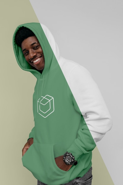 Vorderansicht des Smiley-Mannes im Kapuzenpulli