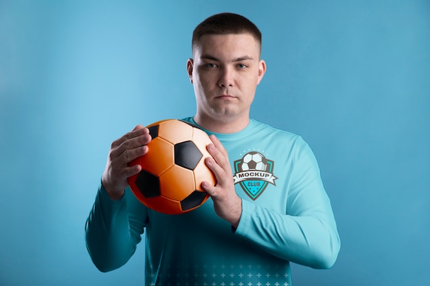 Vorderansichtmann, der Fußball hält