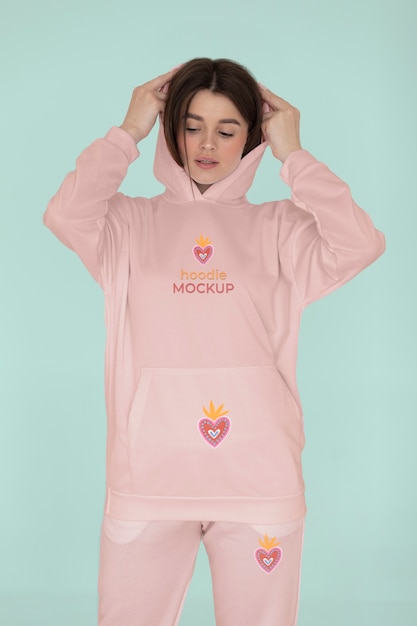 Vorderansichtmodell, das im Hoodiemodell aufwirft
