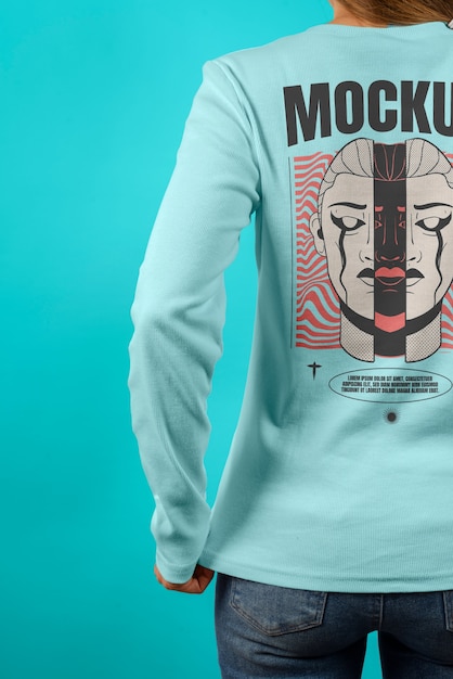 Vue arrière femme posant avec un pull