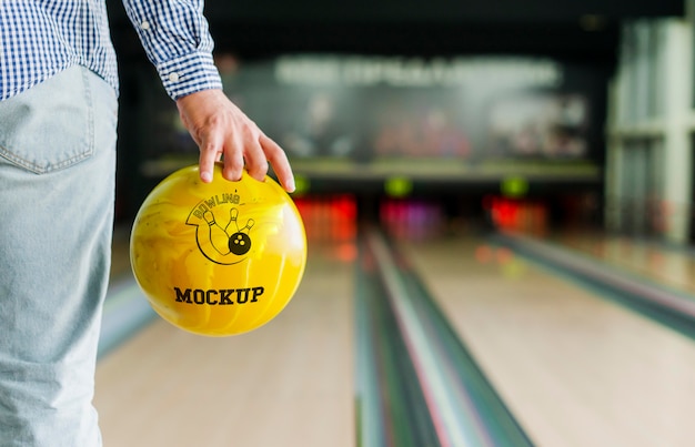 Vue arrière de l'homme jouant au bowling