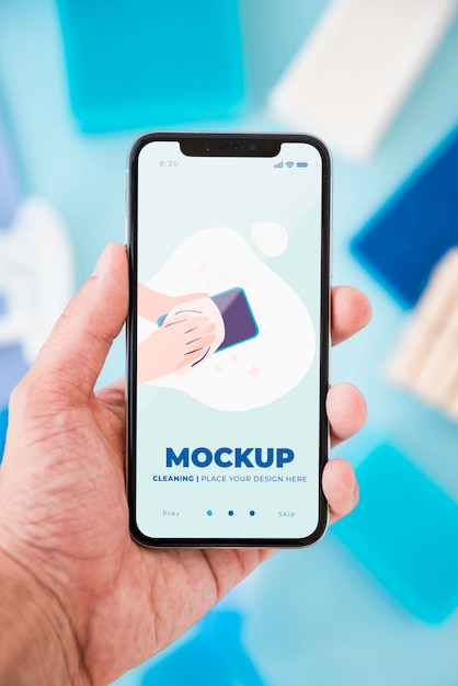 PSD vue avant de la main tenant le smartphone avec nettoyage