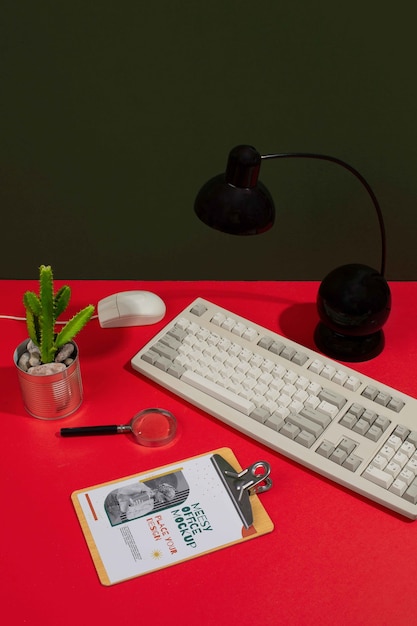Vue d'un bureau encombré et en désordre sur le lieu de travail