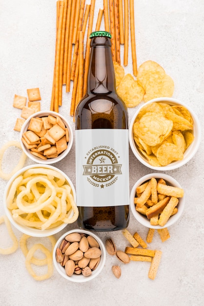 Vue de dessus de la bouteille de bière avec assortiment de collations