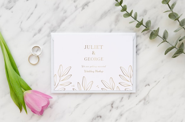 PSD vue de dessus de la carte de mariage avec anneaux et tulipe