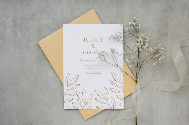 PSD vue de dessus de la carte de mariage avec fleurs et ruban