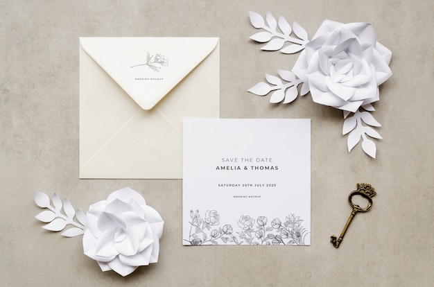 PSD vue de dessus de la carte de mariage avec roses en papier et clé