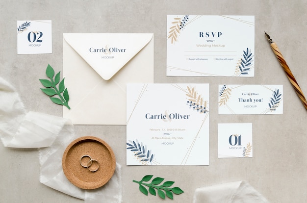 PSD vue de dessus des cartes de mariage avec anneaux et feuilles