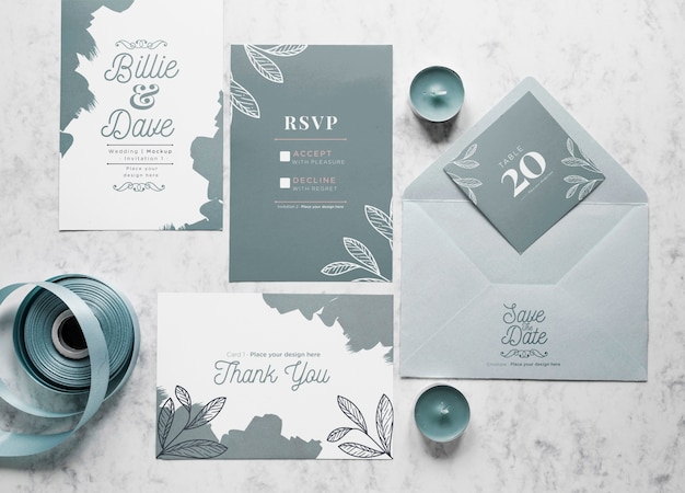 Vue de dessus des cartes de mariage avec enveloppe et bougies