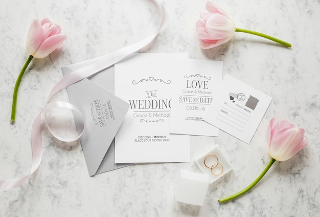 PSD vue de dessus des cartes de mariage avec enveloppe et fleurs