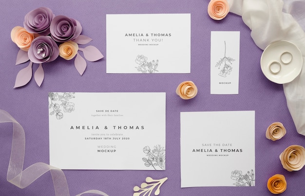 PSD vue de dessus des cartes de mariage avec textile et roses