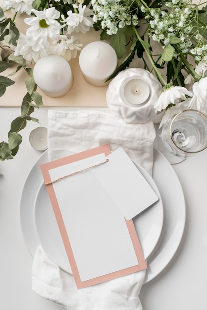 Vue de dessus de la disposition de la table avec bougies et maquette de menu de printemps