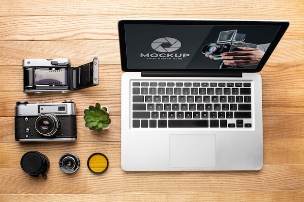 Vue de dessus de l'espace de travail en bois du photographe avec ordinateur portable