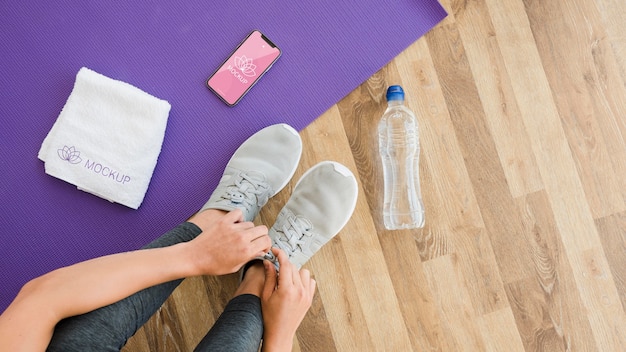 Vue de dessus femme se prépare pour la session de yoga