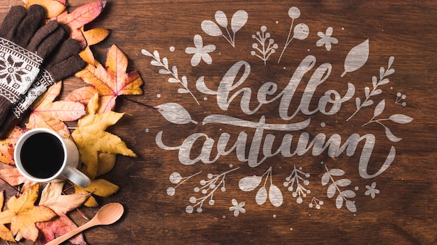 Vue de dessus les feuilles d'automne sur fond de bois
