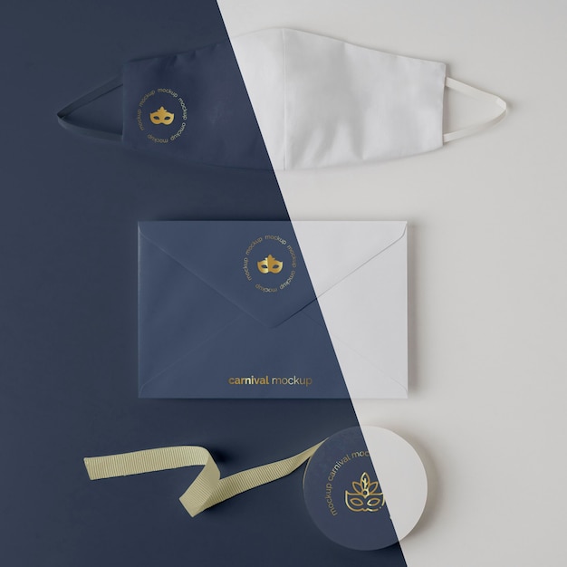 Vue de dessus de l'invitation de carnaval dans une enveloppe avec masque facial et ruban adhésif