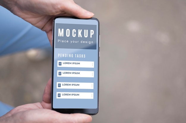 PSD vue de dessus des mains tenant le smartphone d'affaires