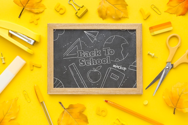 Vue de dessus maquette d'assortiment d'éléments de retour à l'école