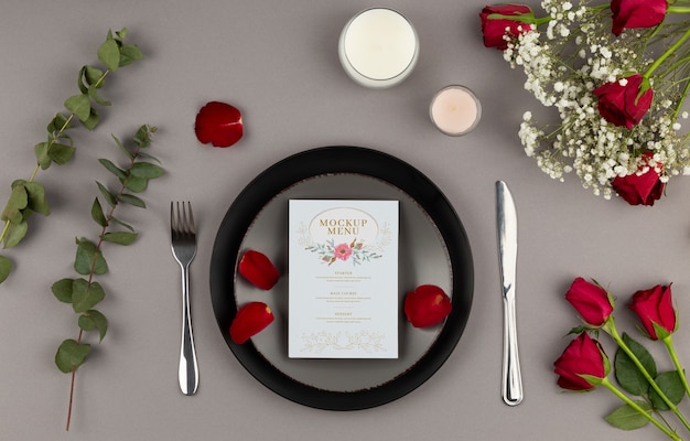 Vue de dessus sur la maquette du menu de mariage