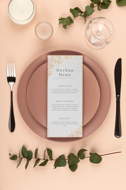 Vue de dessus sur la maquette du menu de mariage