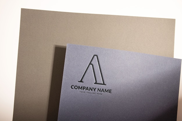 Vue de dessus sur la maquette d'ombre de papier de logo de presse