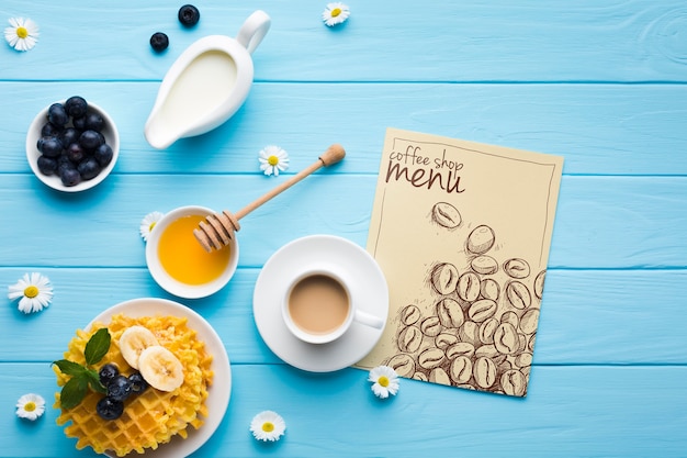 Vue de dessus de la nourriture du petit déjeuner avec des gaufres et du café