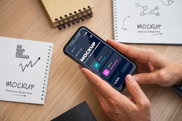 PSD vue de dessus personne tenant une maquette de téléphone