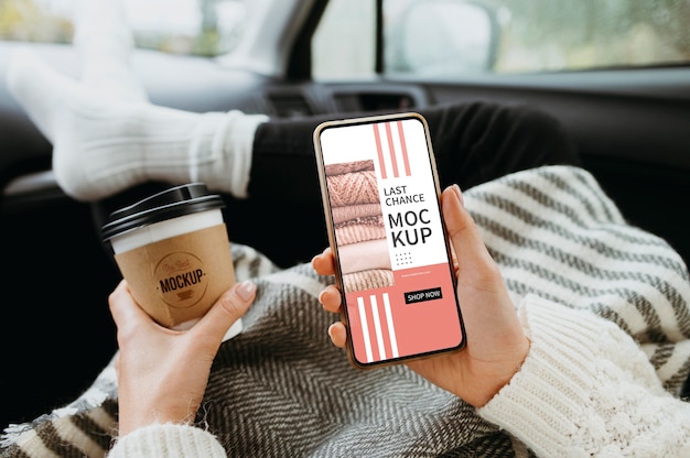 Vue De Dessus Sur Place Avec Maquette De Smartphone Et Tasse De Café