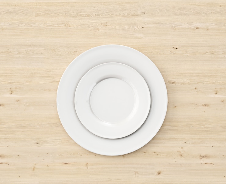 PSD vue de dessus plaque blanche sur table en bois