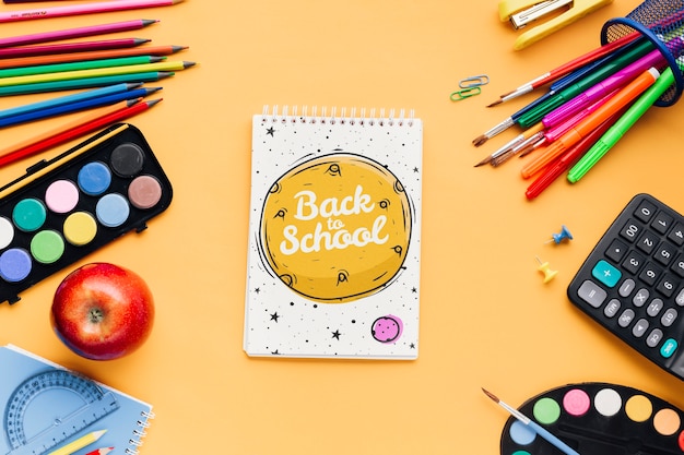 Vue de dessus retour à l'école avec le bloc-notes