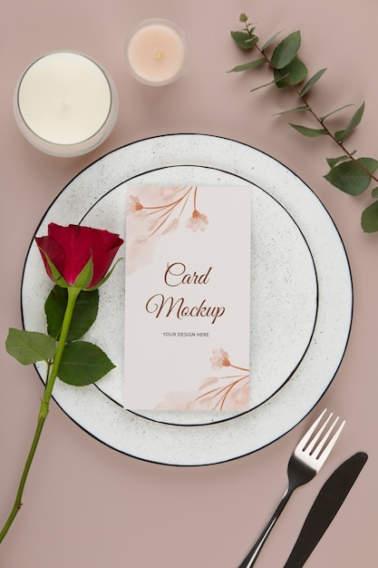 Vue de dessus rose et menu sur assiette