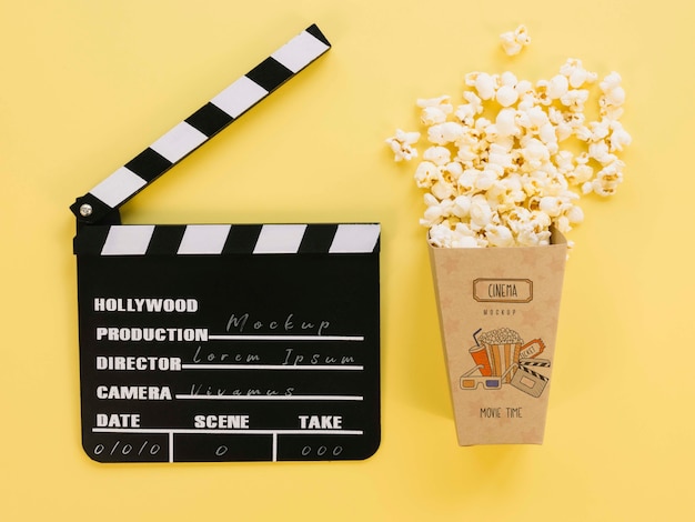 Vue de dessus de la tasse de pop-corn avec clap