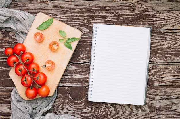 PSD vue de dessus tomates sur table